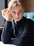 Утомлянная, сонная молодая женщина стоковое изображение rf Утомлянная, сонная молодая женщина стоковое изображение rf