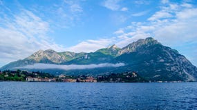 Утро спокойствия весны на берегах озера Como в Bellagio стоковое фото rf Утро спокойствия весны на берегах озера Como в Bellagio стоковое фото rf