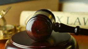 Ухаживайте концепцию судебного процесса правосудия закона с молотком и молотком сток-видео Ухаживайте концепцию судебного процесса правосудия закона с молотком и молотком сток-видео