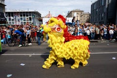 Участники парада на шествии масленицы в честь торжества дня города стоковые изображения rf Участники парада на шествии масленицы в честь торжества дня города стоковые изображения rf