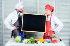 Учащ как сделать ваши любимые обслуживания Класс хелпера шеф-повара и повара уча мастерский Пары удерживания человека и девушки стоковые изображения rf Учащ как сделать ваши любимые обслуживания Класс хелпера шеф-повара и повара уча мастерский Пары удерживания человека и девушки стоковые изображения rf