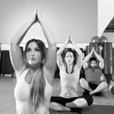 Учебное упражнени йоги в группе людей спортзала фитнеса Стоковые Фотографии RF Учебное упражнени йоги в группе людей спортзала фитнеса Стоковые Фотографии RF