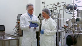 Ученые еды работая совместно в лаборатории Ученые еды работая совместно в лаборатории