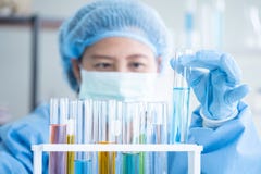 Ученые исследование, анализируют химические формулы стоковые изображения Ученые исследование, анализируют химические формулы стоковые изображения