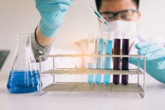 Ученый исследуя деятельность с химической жидкостью с использованием dro стоковые фото Ученый исследуя деятельность с химической жидкостью с использованием dro стоковые фото