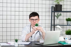 Ученый проводит эксперименты с зеленым растением стоковые фотографии rf Ученый проводит эксперименты с зеленым растением стоковые фотографии rf