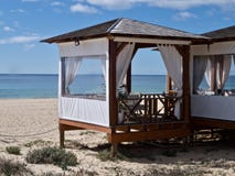 Уютное кафе пляжа в Albufeira стоковая фотография Уютное кафе пляжа в Albufeira стоковая фотография