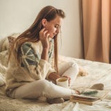 уютный дом Красивая девушка читает книгу на кровати доброе утро с чаем детеныши девушки довольно ослабляя Концепция чтения стоковые изображения уютный дом Красивая девушка читает книгу на кровати доброе утро с чаем детеныши девушки довольно ослабляя Концепция чтения стоковые изображения