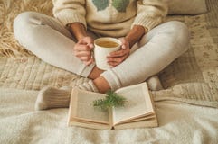 уютный дом Красивая девушка читает книгу на кровати доброе утро с чаем детеныши девушки довольно ослабляя Концепция чтения стоковые фото уютный дом Красивая девушка читает книгу на кровати доброе утро с чаем детеныши девушки довольно ослабляя Концепция чтения стоковые фото