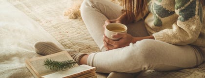 уютный дом Красивая девушка читает книгу на кровати доброе утро с чаем детеныши девушки довольно ослабляя Концепция чтения стоковая фотография rf уютный дом Красивая девушка читает книгу на кровати доброе утро с чаем детеныши девушки довольно ослабляя Концепция чтения стоковая фотография rf