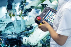 Фабрика Iot умная, индустрия 4 0 концепций технологии, робот регулятора пользы инженера в предпосылке фабрики автоматизации с под стоковое фото rf Фабрика Iot умная, индустрия 4 0 концепций технологии, робот регулятора пользы инженера в предпосылке фабрики автоматизации с под стоковое фото rf
