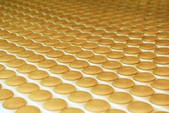 Фабрика продукции печенья и waffle выравнивается, конвейерная лента стоковые фотографии rf Фабрика продукции печенья и waffle выравнивается, конвейерная лента стоковые фотографии rf