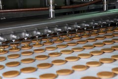 Фабрика продукции печенья и waffle выравнивается, конвейерная лента стоковое фото Фабрика продукции печенья и waffle выравнивается, конвейерная лента стоковое фото