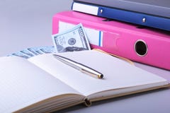 Файл, примечание, ручка и деньги папки на столе запачканная предпосылка стоковые фотографии rf Файл, примечание, ручка и деньги папки на столе запачканная предпосылка стоковые фотографии rf