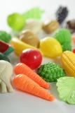 фальшивка fruits овощи игры поменянные пластмассой Стоковые Фотографии RF фальшивка fruits овощи игры поменянные пластмассой Стоковые Фотографии RF