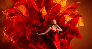 Фантазия искусства женщины, танцуя фотомодель на красном взрыве цвета ткани стоковое фото Фантазия искусства женщины, танцуя фотомодель на красном взрыве цвета ткани стоковое фото