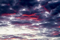 Фантастический, но реальный изумительный multicolor заход солнца с накаляя живыми облаками в драматическом красочном небе Текстур Стоковое фото RF Фантастический, но реальный изумительный multicolor заход солнца с накаляя живыми облаками в драматическом красочном небе Текстур Стоковое фото RF