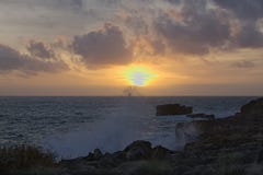 Фантастичный заход солнца на пляже Море бурно Волна ломает на утесах стоковые изображения Фантастичный заход солнца на пляже Море бурно Волна ломает на утесах стоковые изображения