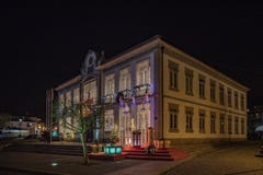 Фасад украшений залы tonw и света рождества от деревни Vila Новы de Cerveira стоковые изображения rf Фасад украшений залы tonw и света рождества от деревни Vila Новы de Cerveira стоковые изображения rf