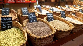 Фасоли, ИМПы ульс и чечевицы для продажи на рынке в Сантандере стоковые фотографии rf Фасоли, ИМПы ульс и чечевицы для продажи на рынке в Сантандере стоковые фотографии rf
