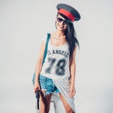 Фасонируйте swag сексуальную девушку держа женщину оружия имея крышку полиции потехи нося стоковые изображения rf Фасонируйте swag сексуальную девушку держа женщину оружия имея крышку полиции потехи нося стоковые изображения rf