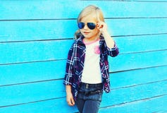 Фасонируйте стильный носить ребенка солнечные очки и checkered рубашку стоковая фотография rf Фасонируйте стильный носить ребенка солнечные очки и checkered рубашку стоковая фотография rf