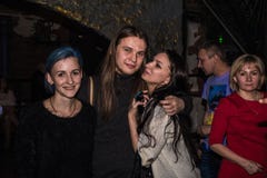 Фасонируйте хаос искусства представления в черноте Розе ночного клуба в Kirov Стоковое Изображение RF Фасонируйте хаос искусства представления в черноте Розе ночного клуба в Kirov Стоковое Изображение RF