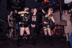 Фасонируйте хаос искусства представления в черноте Розе ночного клуба в Kirov Стоковое Фото Фасонируйте хаос искусства представления в черноте Розе ночного клуба в Kirov Стоковое Фото