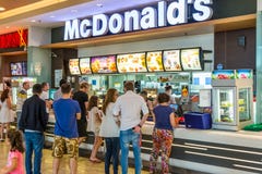 Фаст фуд людей покупая от ресторана McDonald стоковые изображения Фаст фуд людей покупая от ресторана McDonald стоковые изображения