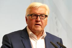 Федеральный Д-р Frank-Walter Steinmeier Министра Иностранных Дел проводит пресс-конференцию стоковая фотография rf Федеральный Д-р Frank-Walter Steinmeier Министра Иностранных Дел проводит пресс-конференцию стоковая фотография rf