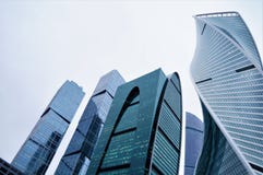 Февраль 2019 Россия moscow день kremlin moscow города напольный стеклянные многоэтажные здания делового центра голубое подкрашива стоковое фото rf Февраль 2019 Россия moscow день kremlin moscow города напольный стеклянные многоэтажные здания делового центра голубое подкрашива стоковое фото rf
