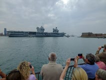 ФЕРЗЬ ЭЛИЗАБЕТ HMS - военный корабль королевского военно-морского флота самый новый и самый большой всегда - ветрила от Портсмута стоковая фотография ФЕРЗЬ ЭЛИЗАБЕТ HMS - военный корабль королевского военно-морского флота самый новый и самый большой всегда - ветрила от Портсмута стоковая фотография