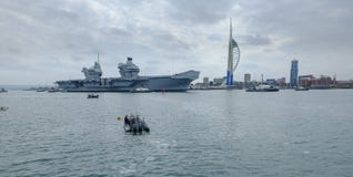 ФЕРЗЬ ЭЛИЗАБЕТ HMS - королевский военно-морской флот \ „военный корабль s самый новый и самый большой всегда - ветрила от Портсму стоковое изображение rf ФЕРЗЬ ЭЛИЗАБЕТ HMS - королевский военно-морской флот \ „военный корабль s самый новый и самый большой всегда - ветрила от Портсму стоковое изображение rf