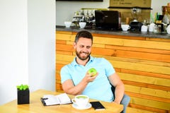 Физическая и умственная концепция благополучия Человек сидит ест зеленый плод яблока здоровая заедк Обед ест яблоко привычки здор стоковые фото Физическая и умственная концепция благополучия Человек сидит ест зеленый плод яблока здоровая заедк Обед ест яблоко привычки здор стоковые фото
