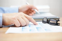 Финансовый консультант рассматривает портфель ценных бумаг стоковые фото Финансовый консультант рассматривает портфель ценных бумаг стоковые фото