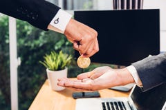 Финансы электронный в наличии b денег дела bitcoin монетки цифровые стоковые изображения rf Финансы электронный в наличии b денег дела bitcoin монетки цифровые стоковые изображения rf