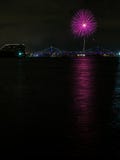 Фиолетовый взрыв фейерверка над мостом города, Филадельфией стоковая фотография rf Фиолетовый взрыв фейерверка над мостом города, Филадельфией стоковая фотография rf