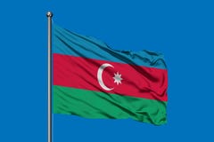 Флаг Азербайджана развевая в ветре против темносинего неба Азербайджанский флаг иллюстрация штока Флаг Азербайджана развевая в ветре против темносинего неба Азербайджанский флаг иллюстрация штока