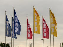 Флаг вне магазина розничной торговли IKEA стоковое фото Флаг вне магазина розничной торговли IKEA стоковое фото