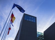 Флаги дуют перед представителем государства Бранденбурга в Берлине Mitte стоковые изображения rf Флаги дуют перед представителем государства Бранденбурга в Берлине Mitte стоковые изображения rf