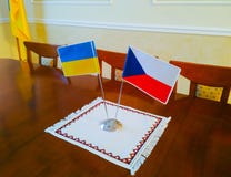 Флаги Украины и чехии на таблице стоковая фотография Флаги Украины и чехии на таблице стоковая фотография