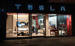 Флагманский магазин автомобилей Tesla inc в Чэнду Китае стоковые изображения rf Флагманский магазин автомобилей Tesla inc в Чэнду Китае стоковые изображения rf