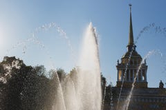 Фонтан города в ярком солнечном дне на предпосылке Adm Стоковое Изображение Фонтан города в ярком солнечном дне на предпосылке Adm Стоковое Изображение