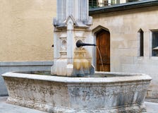 Фонтан на Helferei на квадрате Zwingliplatz в Цюрихе Стоковое фото RF Фонтан на Helferei на квадрате Zwingliplatz в Цюрихе Стоковое фото RF