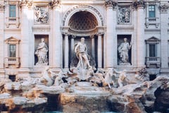 Фонтан на восходе солнца, Рим Trevi, Италия Architectur барокк Рима стоковое фото rf Фонтан на восходе солнца, Рим Trevi, Италия Architectur барокк Рима стоковое фото rf
