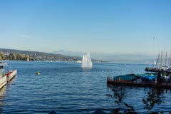 Фонтан на озере zurich с горным видом в лете стоковые фото Фонтан на озере zurich с горным видом в лете стоковые фото