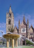 Фонтан перед виском Expiatorio в Гвадалахаре стоковые изображения Фонтан перед виском Expiatorio в Гвадалахаре стоковые изображения