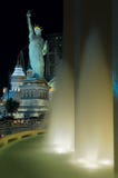 Фонтаны гостиницы MGM освещают вверх прокладку Лас-Вегас, вместе с репликой статуи свободы стоковое фото rf Фонтаны гостиницы MGM освещают вверх прокладку Лас-Вегас, вместе с репликой статуи свободы стоковое фото rf