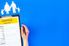 Форма для заявления для принимает ребенка на голубой насмешке взгляда сверху предпосылки вверх стоковые изображения rf Форма для заявления для принимает ребенка на голубой насмешке взгляда сверху предпосылки вверх стоковые изображения rf