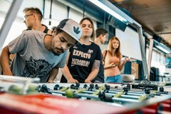 Фото KYIV, УКРАИНА, лига бара даров KickerKicker 10-ое июня 2018 Активные люди и женщины имеют потеху во время игры футбола табли стоковое изображение Фото KYIV, УКРАИНА, лига бара даров KickerKicker 10-ое июня 2018 Активные люди и женщины имеют потеху во время игры футбола табли стоковое изображение